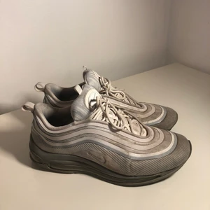 Nike air Max 97 - Feta skor. Storlek 46 EUVäldigt använda men har fortfarande liv i sig. Sulan har börjat lossna lite på ett ställe (2:a bilden). Fraktar eller möts upp i Stockholm. 🙌