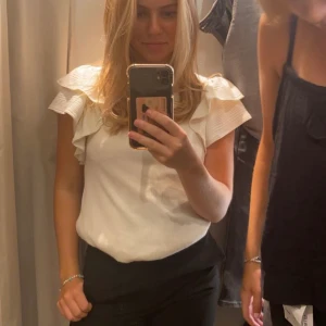 Tröja - Säljer denna tröja fast i svart, aldrig använd💕