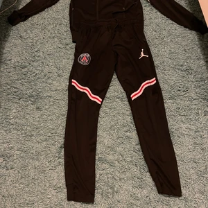 Psg dress - Dress använd 1 gång mycket bra kvalitet  Ni står för frakten + kostnad 