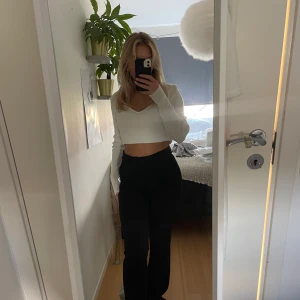 Kostymbyxor - Säljer dessa kostymbyxor från BikBok som är helt oanvända med lappen kvar! Säljer pga råkade köpa fel storlek och har tappat bort kvittot men älskar modellen. 