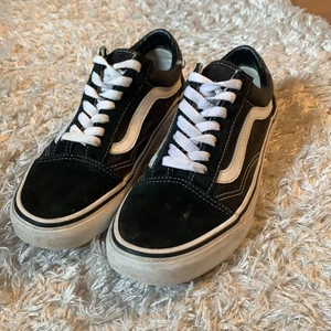 Vans sneakers - Superfina svarta Vans skor! Något använda men i bra skick!! Säljer pga för liten storlek, köparen står för frakten💕💕