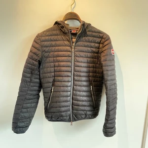 Colmar jacka storlek 152 - Nu säljer jag min colmar jacka i storlek 152cm. Inköpt för ca 1 år sän och passar både kollar ch tjejer! Nypris 2799kr😊