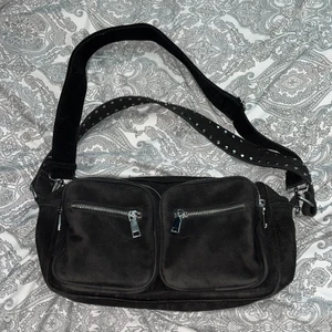 Noella väska i största storlek - Säljer min fina noella väska då jag är sugen på något nytt. Väskan är väldigt rimlig och praktisk. Väldigt snygg och passar till allt! Måtten är 35cm på längden och djupet är 15cm. Även en dustbag medföljer men fick inte plats på bild. Köpt för 899kr