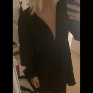 Klänning - Superfin svart långärmad klänning från BikBok. Köpt för 499. Använd 2 gånger och är i nyskick. Köparen står för frakt. Pris kan diskuteras!