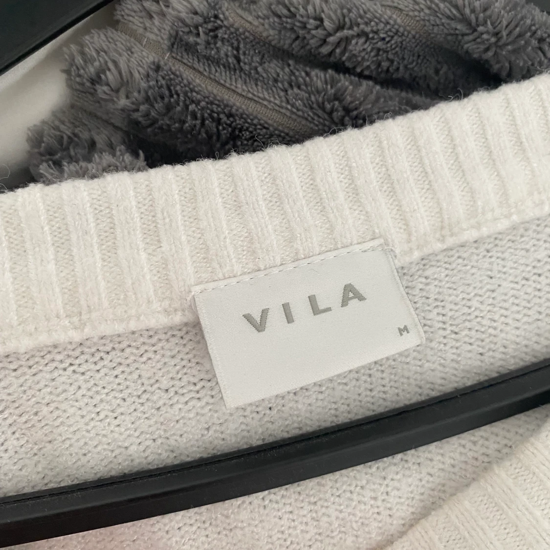 Vit stickad. Vila - 91