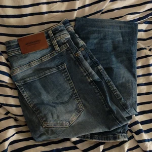 Jack and Jones jeans - Ett par skinny jeans från Jack and Jones som jag inte använder längre pga helt estetiska skäl ☁️ Dom är jättebra och sitter jättebra på de som har ca 32/32, någonstans där. Om ni har frågor eller om ni vill ha bättre bilder så skriv ❤️