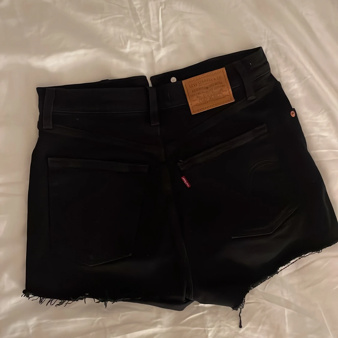 Svarta levi’s jeansshorts  - 90