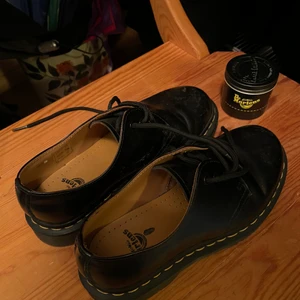 Dr Martens låga läder - Storlek 37 DR Martins + skosalva (ej använt).  Skitsnygga men inte ämnade för mina fötter. Använda någon gång helt nyskick. Kan diskutera priset. Nypris var 2000+