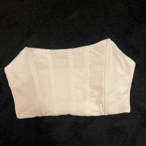 Topp - Jättefint skick och aldrig använt topp. 