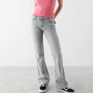 Lågmidjade jeans - Dom perfekta lågmidjade jeans ifrån Gina Tricot. Helt slutsålda på hemsidan, passar någon som är 155-160cm och har 32-24 i jeans skulle jag säga!❤️❤️ Ny pris 400kr! Öka varje bud med 10kr, eller köp direkt för 500kr!❤️