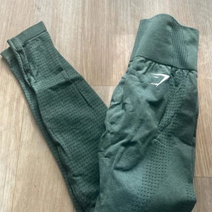 Gymshark Vital seamless 2.0 leggings XS - Endast provade gymshark leggings, denna färg är helt utsåld. Dark green marl i strl XS. Kan mötas i Sthlm annars tillkommer frakt 
