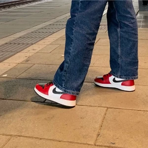 Jordan 1 mid  - Köpta för 2700 Sparsamt använda  Storlek 38