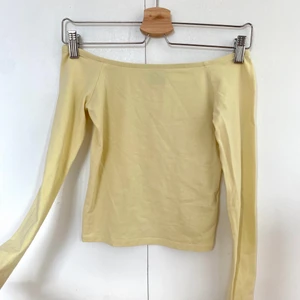 Topp - Gul topp från Ginatricot, är väl använd men fortfarande hel och fin men har blivit för liten för mig. Storleken är XS🤎
