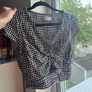 Topp - Kroppad topp köpt från Hollister, säljer för 80kr
