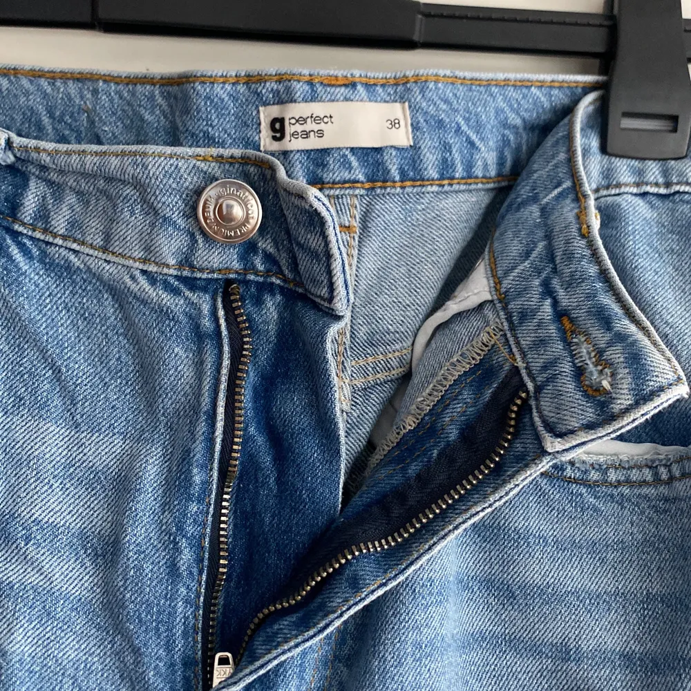 Fina jeans, perfekt passform och längd. Har slits nertill vilket gör de till det lilla extra! . Jeans & Byxor.
