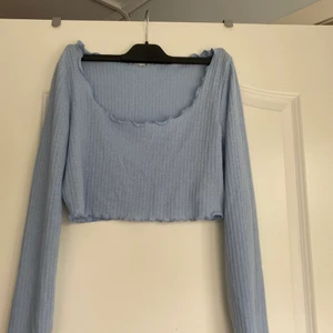 Ljusblå magtröja  - Skönt material på magtröja med perfekt längd i armarna. 