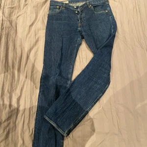 Levis 501  - Levis 501 ”93 i topp skick, lite korta på mig som är ca 185. Knappt använda. Storlek W30 L32 Kan lösas bilder med de på.