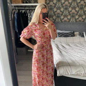 Klänning  - Säljer denna underbara klänningen från Indiska! Väldigt skön att använda då det även finns lite stretch där bak. Följer kroppen och ger en bra passform. Köparen står för frakten men kan även mötas upp i centrala Linköping. Tryck EJ köp nu. 