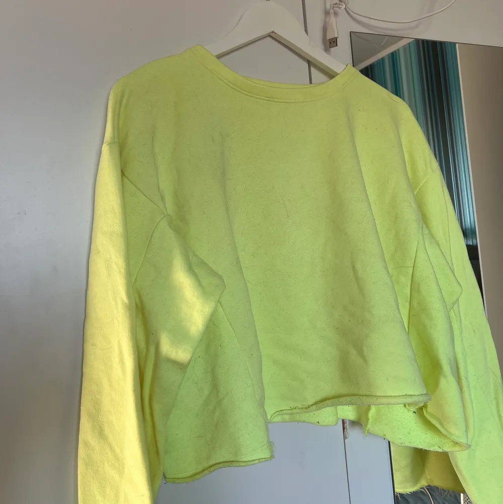 Croppad sweatshirt från Zara i en fin neon färg! . Tröjor & Koftor.