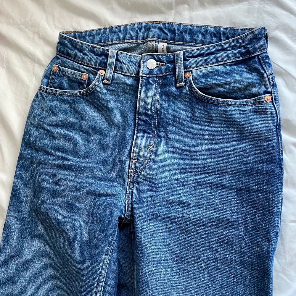 Blå jeans från Weekday i fint skick! Raka ben. Ganska högmidjade. Waist 27 Längd 28.. Jeans & Byxor.