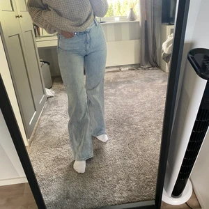 Monki  - Hej!🫶🏼 Säljer ett par jättefina jeans från Monki i storlek 26 skulle säga att de motsvarar storlek 34/36. Jeansen sparsamt använda men självklart i fint skick!❤️