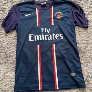 Psg t-shirt !! - skit snygg psg t-shirt i en gammal modell till salu, kmr ej till andvänding därför säljs den !!💙