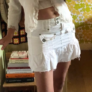 Vit minikjol cargo - Kort cargokjol i vitt, så söt! Hmu om du är intresserad, frakt tillkommer ♥️♥️