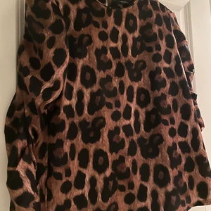 Leopard tröja  - En tröja i liknande silke med leopardmönster. Storlek 34 (xs) med veckade/sydda ärmar. 