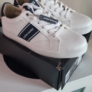  Björn Borg skor  - Säljer helt nya Björn Borg skor. Som har inte kommit till min använd.  Stork 43 !