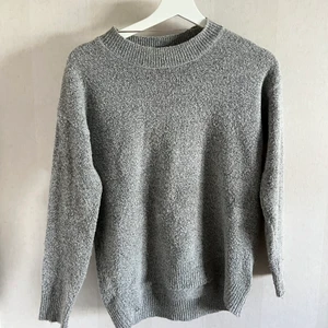 Stickad tröja  - Grå stickad tröja. Säljer pga att jag växt ut den. Använt ganska mycket.