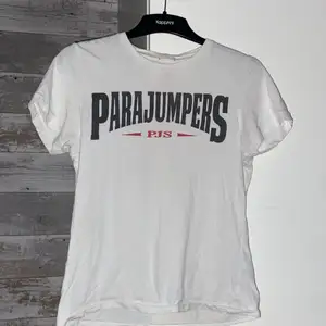 En snygg parajumper t-shirt nypris 800-900. Går att pruta ner lite