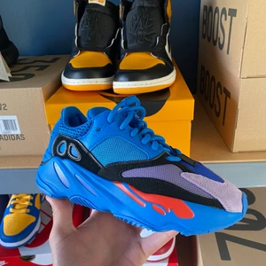 Yeezy Boost 700 V1 Hi-Res Blue - Säljer nu dessa Yeezy Boost 700 V1 Hi-Res Blue  som är köpta från Adidas. De är storlek 38 Eu och helt nya och oanvända, hör av dig vid frågor eller i behov av fler bilder
