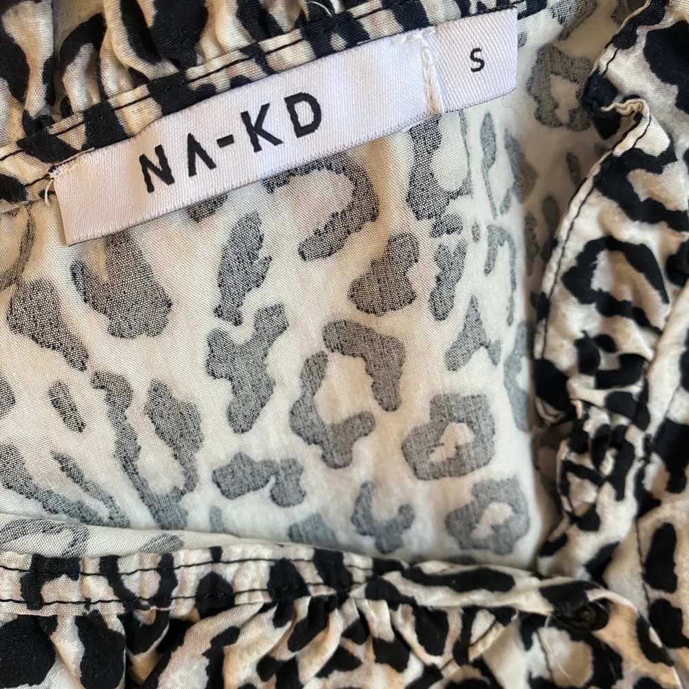 Säljer denna fina linne i leopardmönster från NAKD i storlek S. Köp skrev via swisch och köparen står för frakten. . Toppar.
