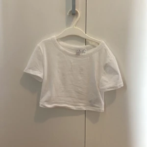 Vit kort och tajt T-shirt  - Från h&m i storlek xs, knappt alldrig andvänd. Obs den är väldigt liten 