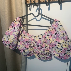 Blommig croptop - Blommönstrad croptop från GinaTricot med puffärm.  Bra skick. Storlek S.