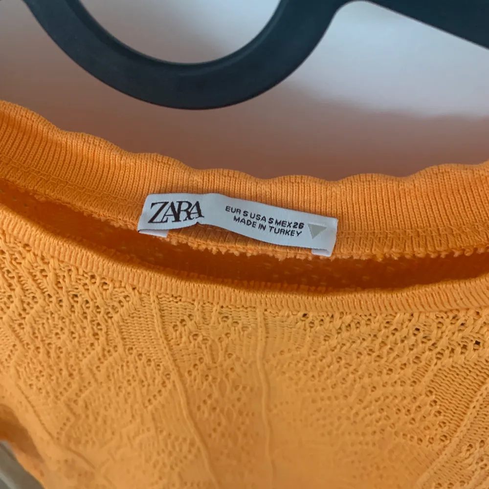 Fin orange topp från Zara i storlek S. Aldrig använd pga för liten, skulle säga att den är mer en XS.. Toppar.