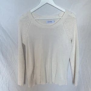 Tröja från size & needle - Långärmad finstickad tröja i storlek S. Köparen står för frakten 49kr spårbar frakt och jag kan posta dagen efter📦💖