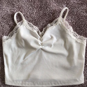 Strl 158 - Den är i väldigt bra skick, har bara använts 1 gång. Säljer den pga jag aldrig använder den, den bara ligger i min garderob och då är de bättre om någon annan har den som verkligen kommer använda den. Den är från Shein😊 Väldigt fin topp med spets