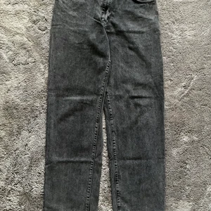 Gråa jeans storlek W31 L32 - Aldrig använda. Har en rak passform. Meddela vid intresse !