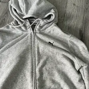 Grå Puma zip hoodie, inga defekter alls🤍 ganska oversize 