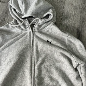 Puma hoodie  - Grå Puma zip hoodie, inga defekter alls🤍 ganska oversize 