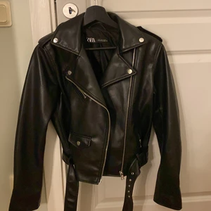 Zara - Jag säljer min skinnjacka för att den kommer inte till användning. Har aldrig använt den den har bara legat i min garderob.