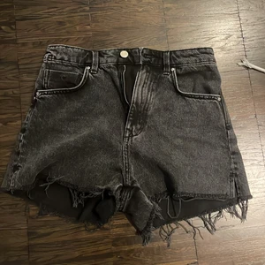 Jeansshorts  - Jätte fina jeansshorts från zara, aldrig använda💗 Köparen står för frakt