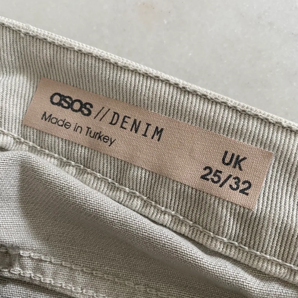 Säljer dessa grå/vita jeans från ASOS, knappt använda då jag inte gillar passformen. Storleken är 25 i midjan och 32 i längden. Jag är 152 cm🤎. Jeans & Byxor.