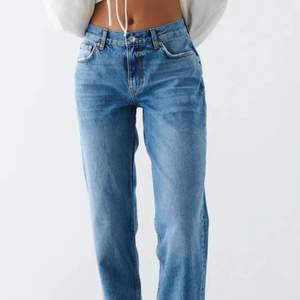 Ett par assnygga lågmidjade, raka, ljusblå jeans som säljes pga fel storlek
