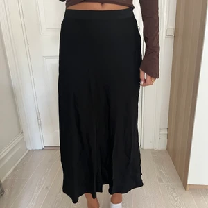 Svart långkjol - Långkjol from Carin Wester. Jättefin kjol men säljer då den inte passar i storlek. Frakt ingår inte 🌺