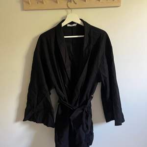En kimono klänning i linne ifrån NAKD. Andvänd en gång