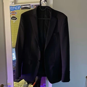 Dressmann kavaj - Nypris 1000kr. Använd en gång och är storlek 42 dvs xs/s . Pris kan diskuteras. Fler bilder via dm