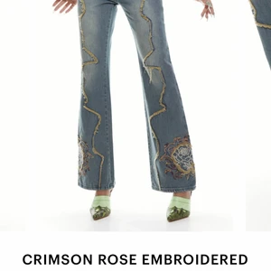 JADEDLONDON CRIMSON ROSE EMBROIDERED JEANS - Fett snygga jeans från jaded london som tyvärr inte passade på mig då de var för små de är storlek 26. Byxorna är helt nya och har lappen kvar, använts bara den gången jag insåg att de var för små.
