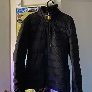Parajumper ugo men - Hyfsat använd jacka, storlek S oversized och passar även M. Fullt fungerande dragkedjor. Pris går att diskutera. Fler bilder som äkthets bevis kan skickas via dm  